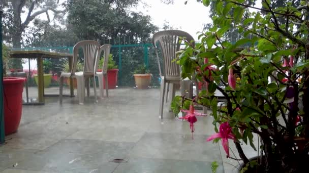 Wizerunek Odkrytego Ogrodowego Balkonu Pustymi Krzesłami Stołem Podczas Deszczowego Monsunowego — Wideo stockowe