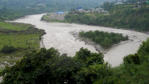 印度喜马偕尔邦Satluj河中被流水包围的孤岛 — 图库视频影像