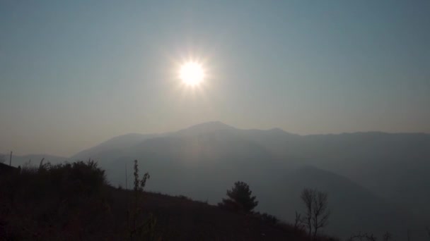 Ranní Slunce Svítí Dolů Horu Naag Tibba Která Nachází Uttarakhand — Stock video