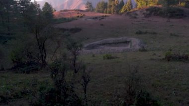 Vahşi hayvanlar için orman departmanı tarafından kazılmış bir ormanın ortasındaki su tankı. Uttarakhand Hindistan.