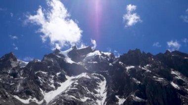 Yukarı Himalayalar, Himachal Pradesh, Hindistan 'ın Kinner Kailash Dağları' ndaki buzlu buzullar ve göller..