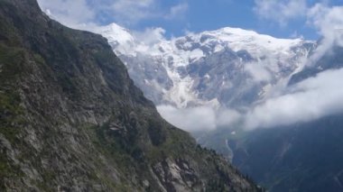 Yukarı Himalayalar, Himachal Pradesh, Hindistan 'ın Kinner Kailash Dağları' ndaki buzlu buzullar ve göller..