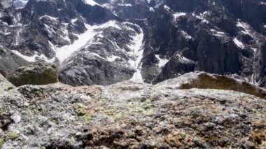 Yukarı Himalayalar, Himachal Pradesh, Hindistan 'ın Kinner Kailash Dağları' ndaki buzlu buzullar ve göller..