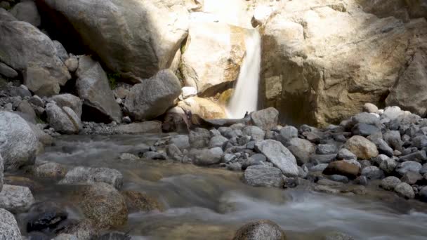 Passo Vídeo Câmera Lenta Cachoeira Panorâmica Himalaia Meio Rochas Maciças — Vídeo de Stock