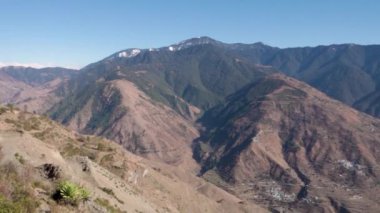 Uttarakhand, Hindistan 'daki geniş Himalaya çayırları ve yemyeşil vadileri. Tehri Garhwal