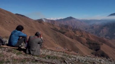 Uttarakhand, Hindistan 'daki geniş Himalaya çayırları ve yemyeşil vadileri. Tehri Garhwal