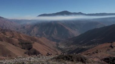 Uttarakhand, Hindistan 'daki geniş Himalaya çayırları ve yemyeşil vadileri. Tehri Garhwal