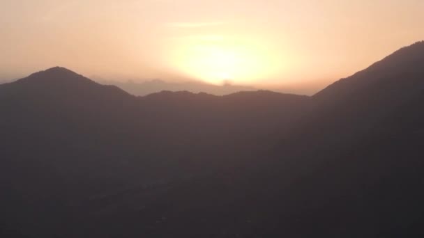 Ανατολή Ηλίου Πάνω Από Οροσειρά Των Ιμαλαΐων Δημιουργώντας Κορυφές Βουνών — Αρχείο Βίντεο
