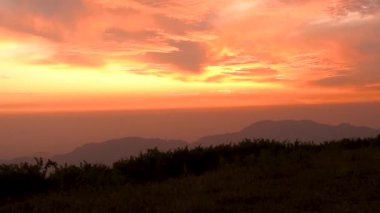 Kimadi Köyünün Günbatımı: Dehradun Kenar Mahallesi 'nde Altın Saat Bulutu, Uttarakhand Hindistan.