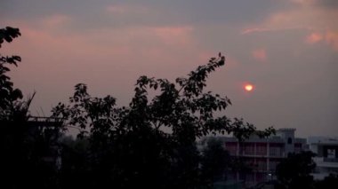 Akşam vakti, altın saatinde renkli bulutların çekildiği bir günbatımı görüntüsü. Dehradun Şehri Uttarakhand, Hindistan