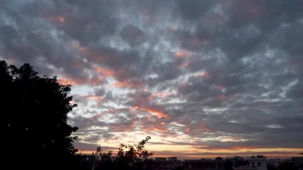 Βραδινή Λήψη Ενός Ηλιοβασιλέματος Πολύχρωμο Cloudscape Που Λαμβάνονται Κατά Χρυσή — Αρχείο Βίντεο