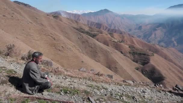2022年11月30日 Tehri Garhwal Uttarakhand India 喜马拉雅山上的一个徒步旅行者 与当地的乌塔拉汉德人一起 用手杖开始探险 — 图库视频影像