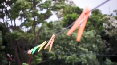 Breezy Solutions: Windy Uttarakhand, Hindistan 'da Plastik Kumaş Kesicilerin Yakın Çekimi - Ev Halkı ve Yaşam Tarzı Konseptleri için Stock Media