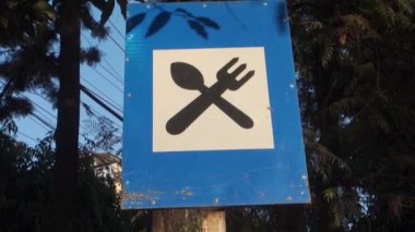 Yol kenarı lokantası: Mavi Tahta üzerinde Çatal ve Kaşık Tabelası, Dehradun Şehir Yolu, Uttarakhand, Hindistan