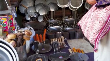 28 Haziran 2023, Uttarakhand, Hindistan. Dehradun City 'deki yol kenarındaki bir hırdavatçıda farklı metal iş aletleri ve aletleri var..