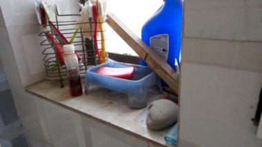 Tuvalet malzemeleri, yakın plan sabun, şampuan ve diş macunu Hint orta sınıf ev tuvaletinde vs..