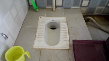 Hijyenik olmayan bir durumda Asya tarzı tuvalet ve banyo. Hindistan