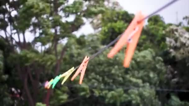 Breezy Solutions Närbild Plastklämmor Förhindra Kläder Blåsig Uttarakhand Indien Stockmedia — Stockvideo