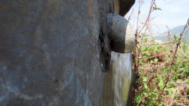 Egy Beton Kör Alakú Tartály Túlfolyószelepe Uttarakhand Vidéki Területén Vízgyűjtő — Stock videók