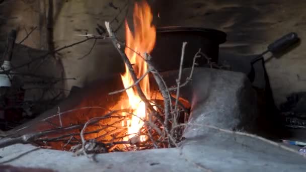 Piękny Tradycyjny Kominek Wykonany Gliny Palącym Się Drewnem Żeliwnych Naczyń — Wideo stockowe