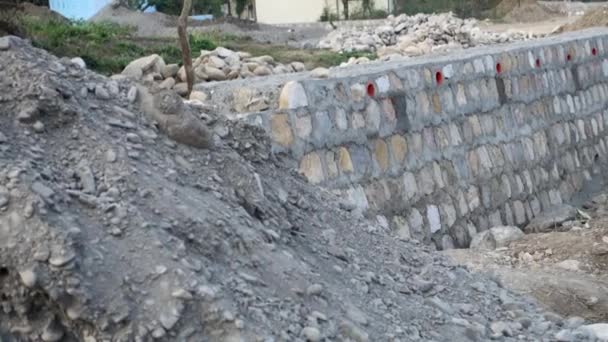 Stos Kamienia Wzdłuż Drogi Budowy Kamiennej Ściany Oporowej Aby Zapobiec — Wideo stockowe
