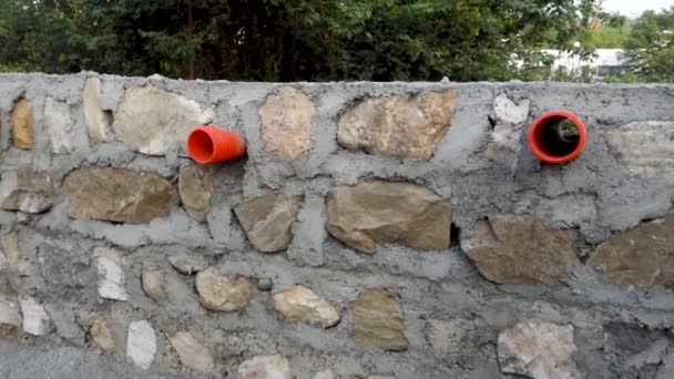 Hindistan Uttarakhand Tepelerindeki Fırtına Drenajı Için Taş Bir Istinat Duvarı — Stok video