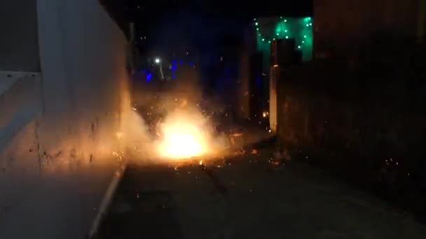 Festliche Illumination Feuerwerkskörper Zünden Mit Hellen Flammen Und Rauch Während — Stockvideo