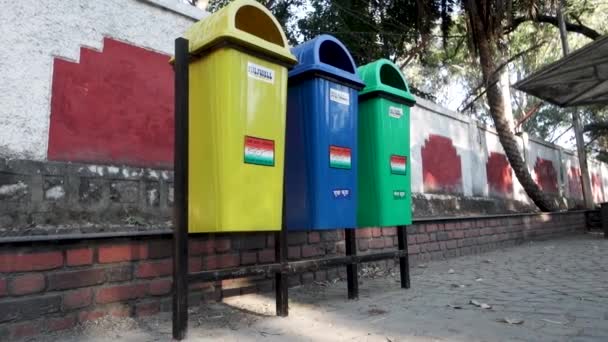 编辑日期 3Rd Dec Location Dehradun Uttarakhand India 在印度 路边装了一袋装干湿废物的垃圾箱 — 图库视频影像