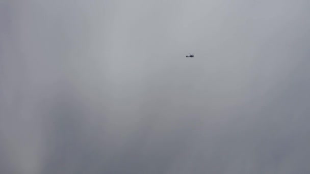 Távoli Helikopter Szárnyaló Közepette Rossz Időjárás Sötét Felhők Uttarakhand India — Stock videók