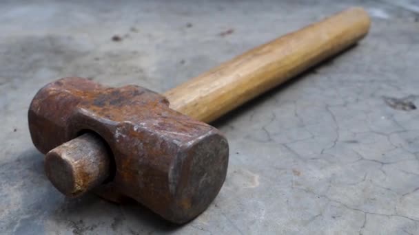 Martelo Ferro Fundido Vintage Volumoso Com Cabo Madeira Natural Uttarakhand — Vídeo de Stock