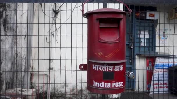 2022年10月14日Dehradun City Uttarakhand India 印度邮政服务 复古红字盒 — 图库视频影像
