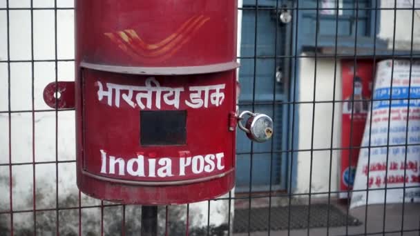 2022年10月14日 インド ウッタラーカンド市 インドの郵便局 ヴィンテージレッドレターボックス — ストック動画