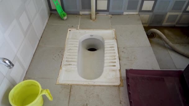 Toaleta Azjatyckim Stylu Squat Łazienka Stanie Niehigienicznym Indie — Wideo stockowe
