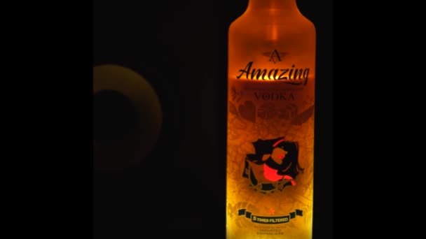Червня 2023 Уттаракханд Індія Творчий Знімок Запаленої Пляшки Горілки Динаміком — стокове відео