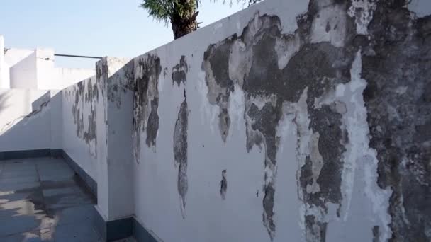显示季风磨损的室外油漆剥皮 乌塔拉汉德赫拉敦印第安人家中的风湿墙壁 — 图库视频影像