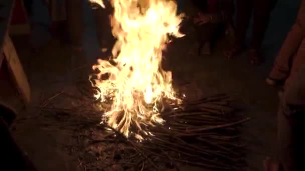 Zimní Teplo Vysoké Plameny Palivového Dříví Shromážděným Davem Uttarakhand Indie — Stock video