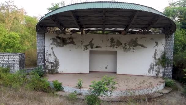 Abril 2022 Uttarakhand Índia Restos Vazios Auditório Exterior Adormecido Cheio — Vídeo de Stock