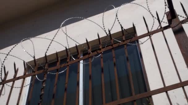在封闭设施外的水泥墙上设置金属栅栏和铁丝网 — 图库视频影像