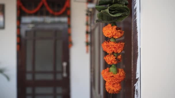Ένα Διακοσμημένο Σπίτι Καλλωπιστικά Λουλούδια Genda Phool Γιρλάντες Κατά Διάρκεια — Αρχείο Βίντεο