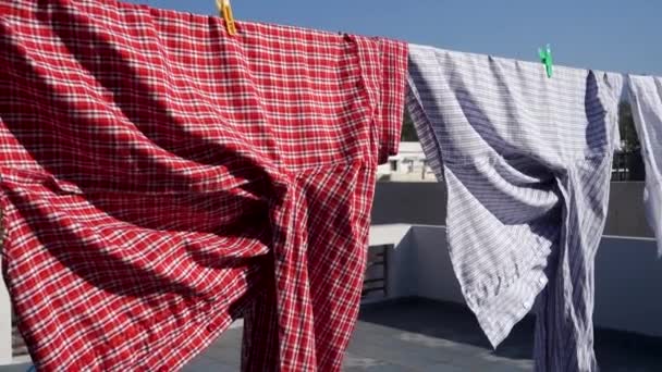 Ένα Κοντινό Πλάνο Ρούχα Στεγνώνουν Έξω Κάτω Από Τον Ήλιο — Αρχείο Βίντεο