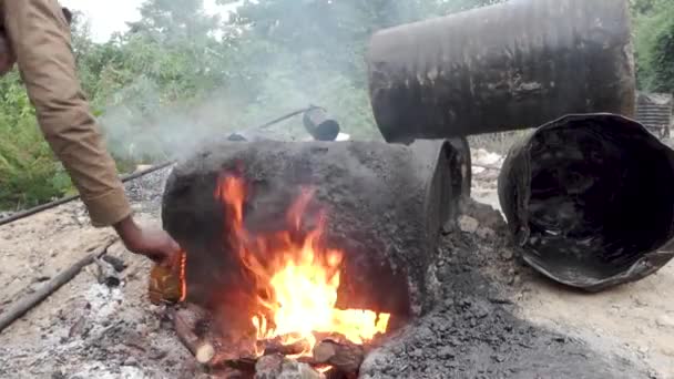 2022年10月14日Uttarakhand 工人为道路建设点燃炭桶 浓烈的火焰和滚滚的黑烟从焦油燃烧 在建工程 — 图库视频影像