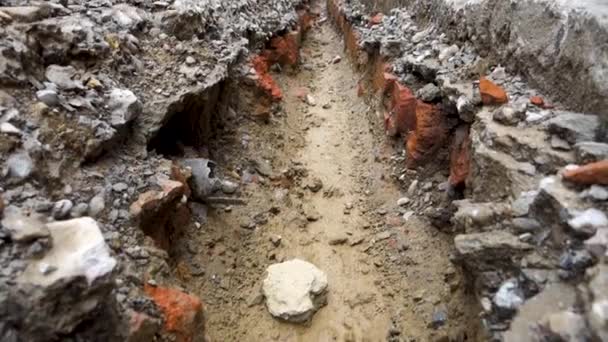 2022年5月23日 印度德拉敦市 城市街道上为铺设饮用水管道而开挖的壕沟 — 图库视频影像