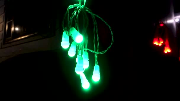 多色主導の電球はディワリフェスティバル中にピッチダーク周辺で輝いています ウッタルカンド インド — ストック動画