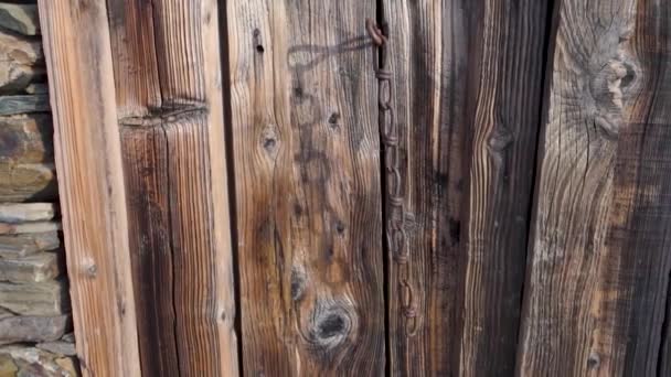 Старая Винтажная Деревянная Дверь Чугунной Цепью Используемая Замка Уттаракханд Индия — стоковое видео