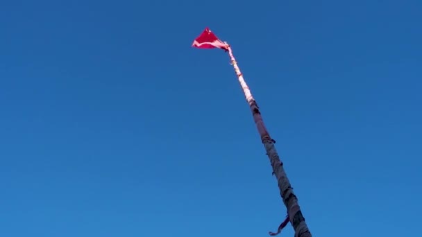 灵性宁静 在印度乌塔拉汉德的长木杆上飘扬的宗教红旗 对抗明亮的阳光蓝天 文化和神圣概念的存量媒体 — 图库视频影像