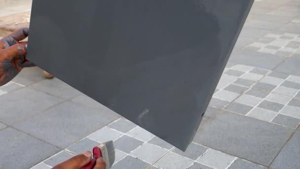Zbliżenie Ujęcia Dłoni Trzymającej Pędzel Malowania Szarej Powierzchni Farby Indie — Wideo stockowe