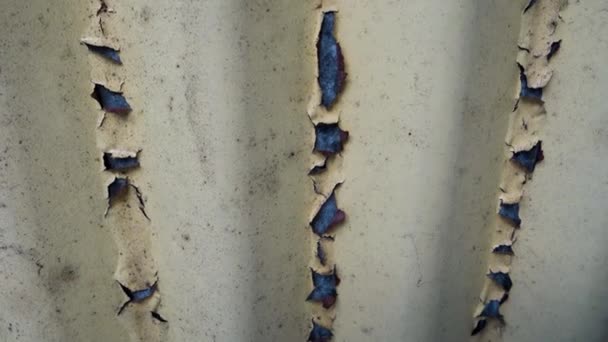 金属板の屋根から剥がれた形で出てくる塗料のクローズアップショット ウタラカンド North India — ストック動画