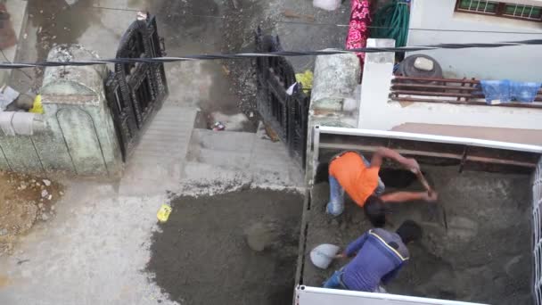 Diciembre 2023 Uttarakhand India Trabajadores Construcción Que Descargan Materiales Construcción — Vídeos de Stock
