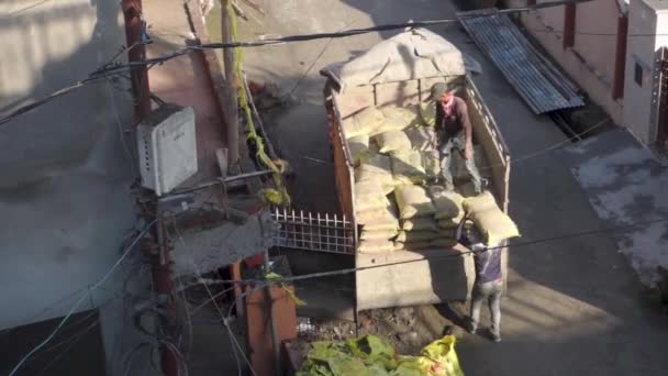 Desember 2023 Uttarakhand India Construction Workers Membongkar Muatan Bangunan Materi — Stok Video