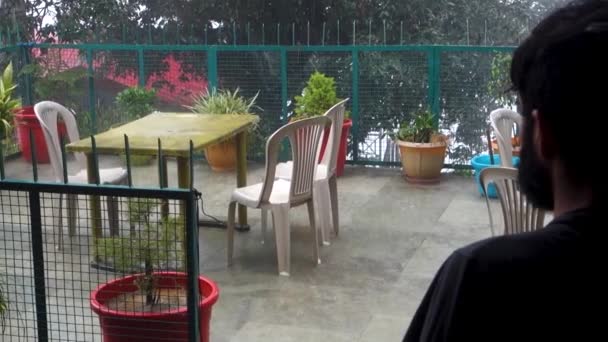 Zewnętrzny Balkon Ogrodowy Pustymi Krzesłami Stołem Podczas Pory Deszczowej Monsunowej — Wideo stockowe